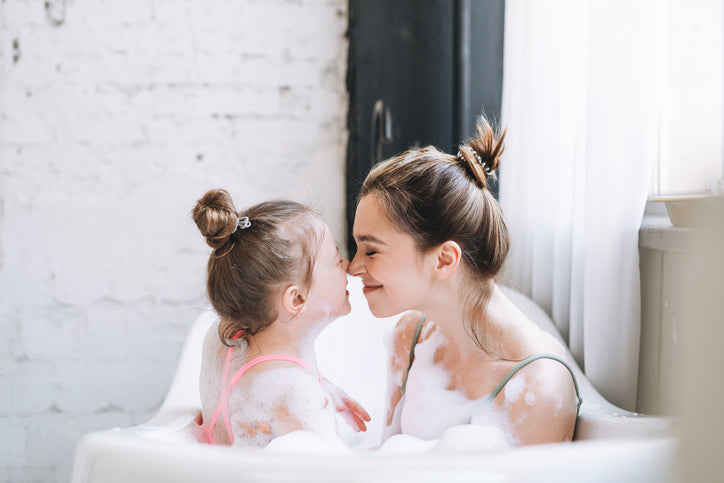 Çocuk Şampuanlarında SLS ve Paraben Neden Olmamalı? Temiz İçerikli Banyo Rehberi